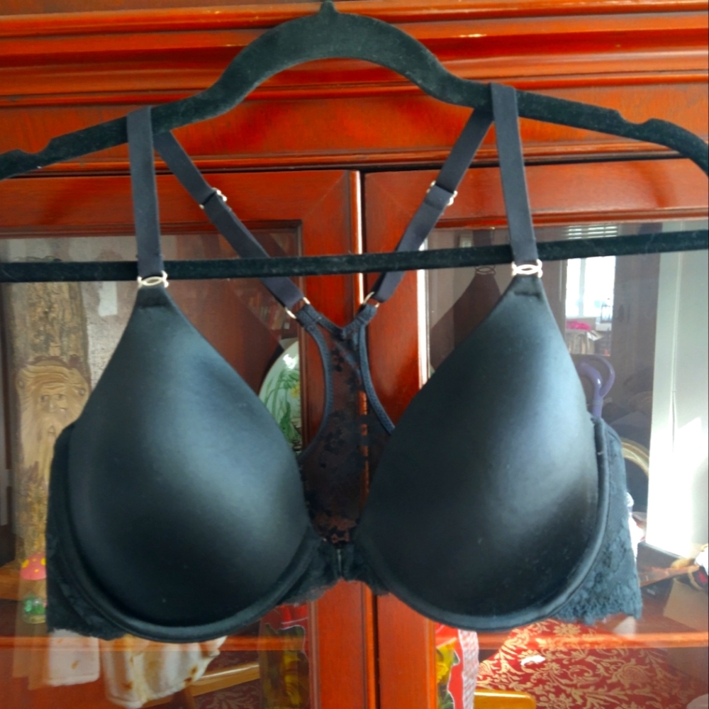 Maidenform front closure under wire black lacy bra size 38B